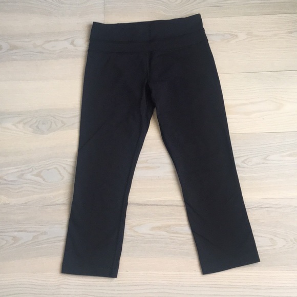 Lululemon NWOT -SIZE4- Black Crop Leggings - Picture 2 of 6
